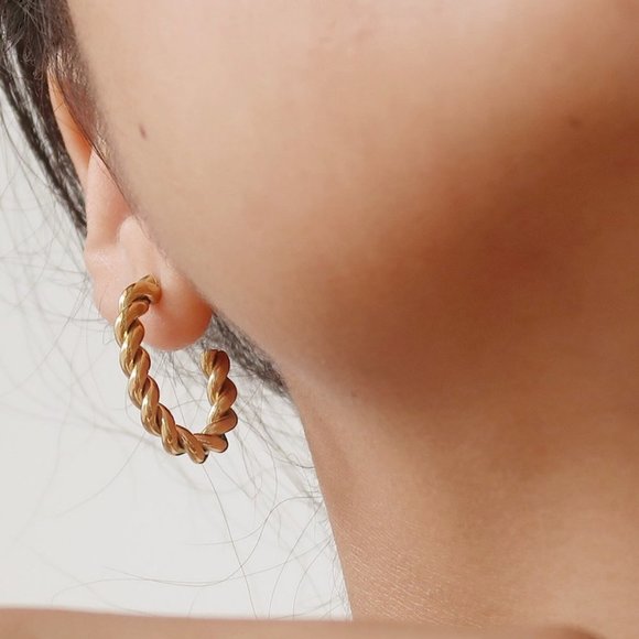 NEW 18K Gold Plated Braided Oval Hoop Earrings - Picture 6 of 6